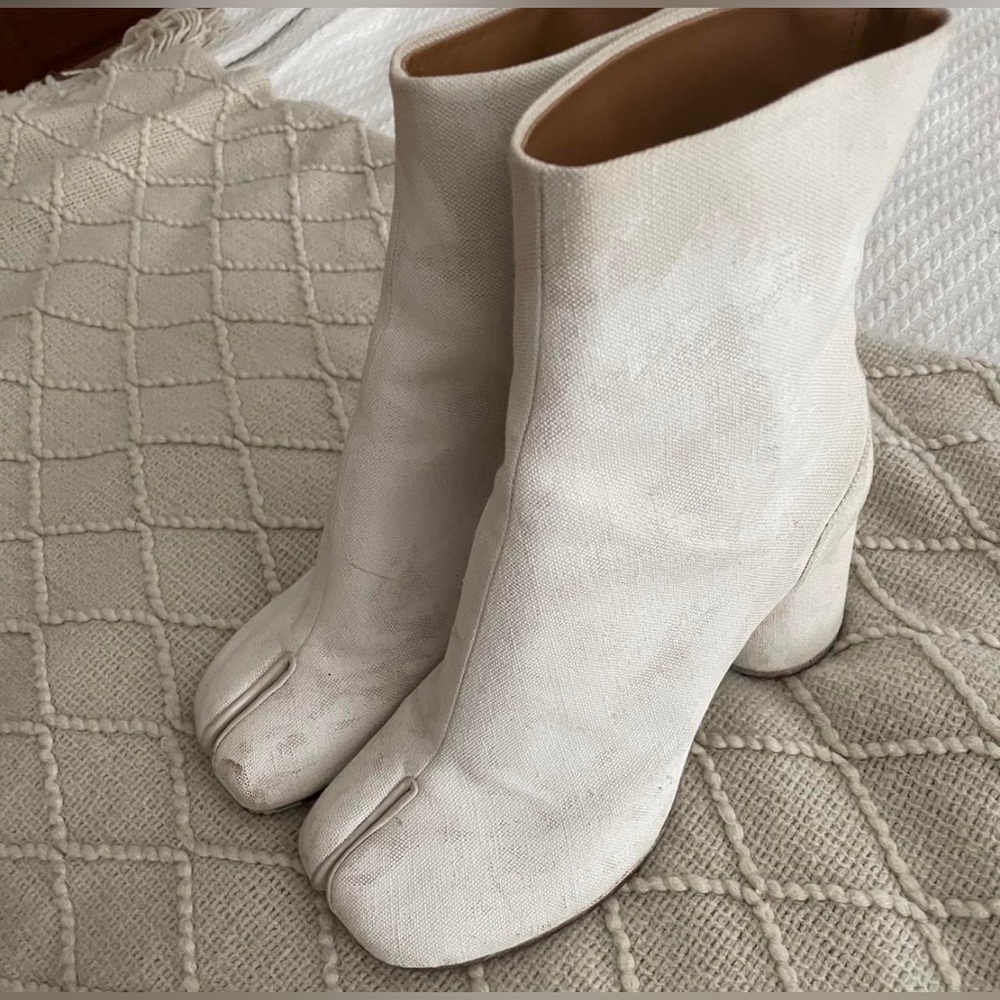 Maison margiela tabi in white painted style linen boots